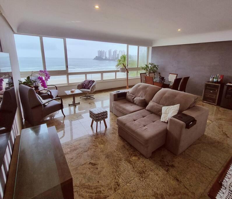 Apartamento de 3 Quartos - De Frente para o Mar