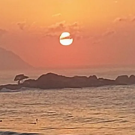Apto Frente Mar Pé na Areia 6 Hóspedes 2 vagas-2